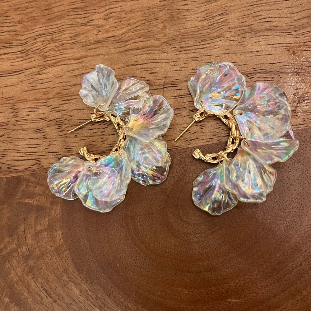 🏷️ Iridescent Shell Earrings
